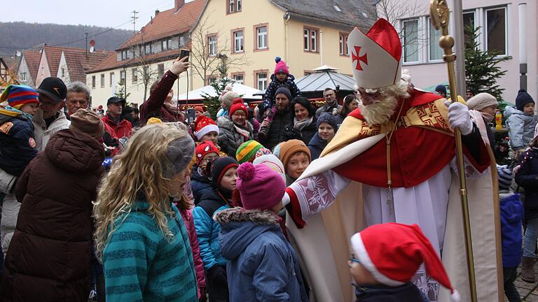 Der Besuch des heiligen Nikolaus auf dem Kirchplatz und in der Kirche war für die Kinder das Größte. Der Besuch des heiligen Nikolaus auf dem Kirchplatz und in der Kirche war für die Kinder das Größte. 