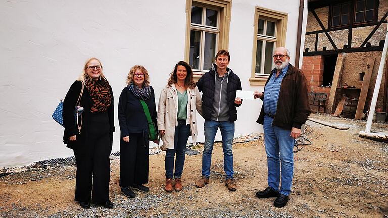 Im Bild von links Anne Bauerfeld (Beirätin), Beate Glotzmann (1. Vorsitzende), Karin und Alexander Förster, Albert Bauer (Schatzmeister).