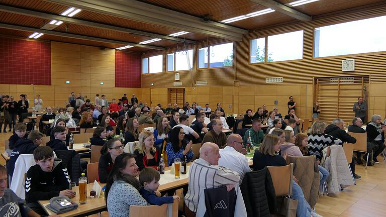 In der Sport- und Kulturhalle fand mit zahlreichen Gästen der Ehrenabend der Gemeinde Sand statt, bei dem unter anderem auch erfolgreiche Sportlerinnen und Sportler geehrt wurden.