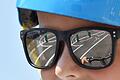 Ein Junge trägt eine Sonnenbrille auf einem Fahrrad-Parcours       -  Sonnenschutz für Kinderaugen ist unerlässlich: Sonnenbrille und Sonnencreme sollten ständige Begleiter sein.