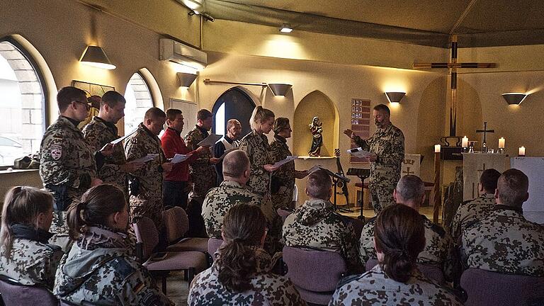 Christian H. singt im Kirchenchor mit (hintere Reihe, Fünfter von links). Das gibt ihm Kraft für seine Aufgaben in Afghanistan. Fotos: Enric Boixadós