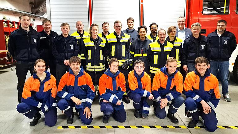 Neun Quereinsteiger  im Alter von 25 bis 47 Jahren und sechs 15-16-Jährige  aus der Feuerwehrjugend (im Vordergrund) nehmen am neuen Basiskurs  der Modularen Truppmann-Ausbildung (MTA) der Feuerwehr Veitshöchheim teil.