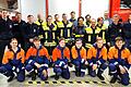 Neun Quereinsteiger  im Alter von 25 bis 47 Jahren und sechs 15-16-Jährige  aus der Feuerwehrjugend (im Vordergrund) nehmen am neuen Basiskurs  der Modularen Truppmann-Ausbildung (MTA) der Feuerwehr Veitshöchheim teil.