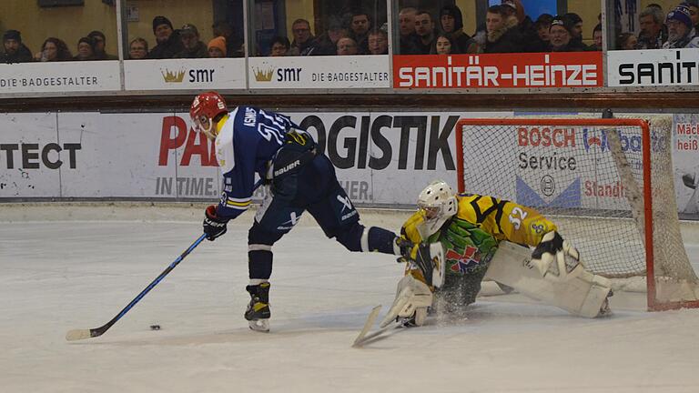 Großchance für Schweinfurts Alexander Asmus (links), doch bringt er den Puck nicht am Pfaffenhofener Goalie Patrick Weiner vorbei.