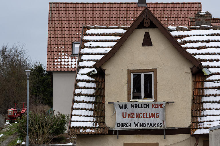 Nur weil der Windpark in Betrieb ist,&nbsp; ist der Protest noch nicht verstummt, wie das Plakat in Wargolshausen (Lkr. Rhön-Grabfeld) zeigt.&nbsp;