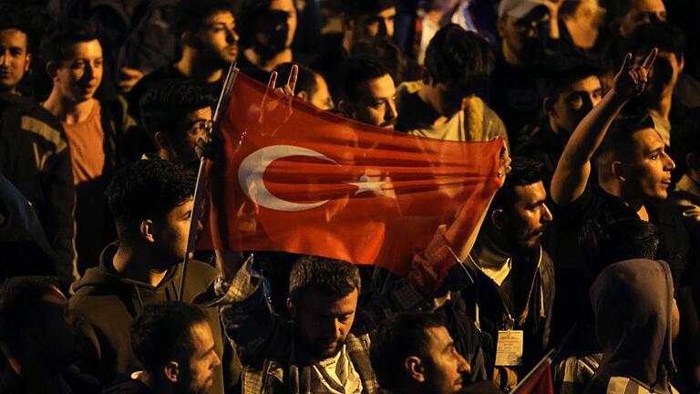 Nach Wahl in der Türkei.jpeg - Anhänger des unterlegenen Erdogan-Herausforderers Kilicdaroglu in Ankara. Nach Wahl in der Türkei.jpeg - Anhänger des unterlegenen Erdogan-Herausforderers Kilicdaroglu in Ankara.