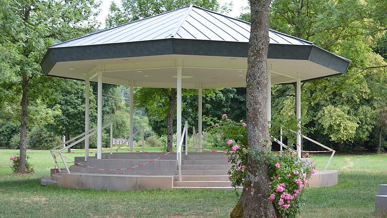 Sieht einladend aus, ist aber momentan nicht zugänglich: der Pavillon im Kurgarten in Bad Bocklet. Sieht einladend aus, ist aber momentan nicht zugänglich: der Pavillon im Kurgarten in Bad Bocklet.