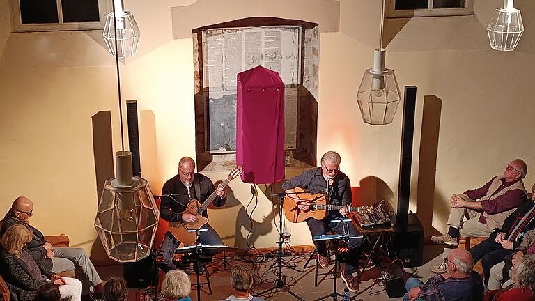 Jürgen Gutmann (links) und Manuel Dempfle (beide Gitarre und Gesang) zelebrierten die Musik und Lyrik von Leonhard Cohen in der ehemaligen Synagoge. Jürgen Gutmann (links) und Manuel Dempfle (beide Gitarre und Gesang) zelebrierten die Musik und Lyrik von Leonhard Cohen in der ehemaligen Synagoge.