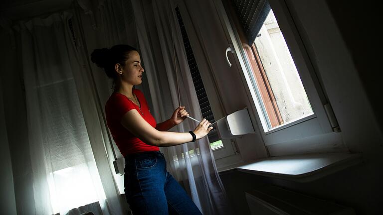 Geschlossene Rollläden und spezielle reflektierende Sonnenschutzfolien helfen, Wohnräume im Sommer einigermaßen kühl zu halten. Geschlossene Rollläden und spezielle reflektierende Sonnenschutzfolien helfen, Wohnräume im Sommer einigermaßen kühl zu halten.