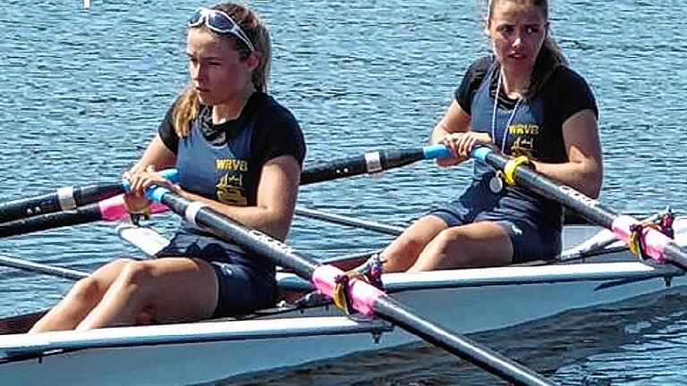 Flotte Zwillinge: Julia (links) und Sophia Wolf vom Würzburger Ruderverein Bayern waren bei den deutschen Meisterschaften in der U 18 im Leichtgewichts-Zweier nicht zu schlagen und holten auch im -Vierer mit Klubkameradin Viviane Beier die Goldmedaille. Flotte Zwillinge: Julia (links) und Sophia Wolf vom Würzburger Ruderverein Bayern waren bei den deutschen Meisterschaften in der U 18 im Leichtgewichts-Zweier nicht zu schlagen und holten auch im -Vierer mit Klubkameradin Viviane Beier die Goldmedaille.
