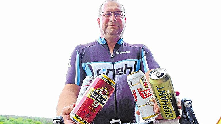 Fundstücke: Durchaus exotische Biersorten sammelt Johannes Holzheimer aus dem Straßengraben auf, wenn er mit dem Fahrrad von Bad Neustadt nach Schmalwasser fährt. Fundstücke: Durchaus exotische Biersorten sammelt Johannes Holzheimer aus dem Straßengraben auf, wenn er mit dem Fahrrad von Bad Neustadt nach Schmalwasser fährt.