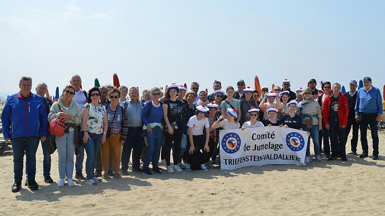 Die Reisegruppe aus Triefenstein mit ihren Gastgebern aus Valdallière am Strand von Deauville.