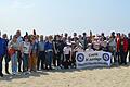 Die Reisegruppe aus Triefenstein mit ihren Gastgebern aus Valdallière am Strand von Deauville.