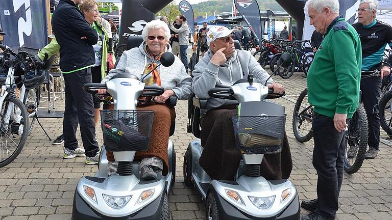 Fahrzeugschau Seniorenmobil       -  Elektrische Antriebe machen mobil. Für Senioren gibt es besondere E-Fahrzeuge.