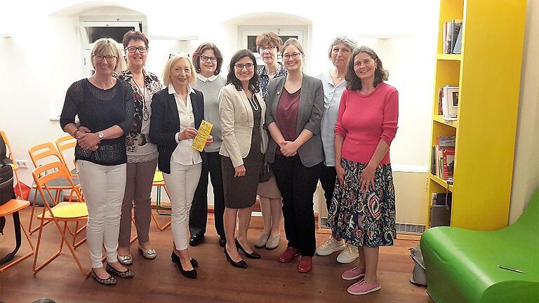 Lokalpolitikerinnen präsentierten Bücher, die sie stark beeindruckt haben. Unser Bild zeigt (v.l.): Brigitte Diemer (Organisatorin), Barbara Wiederer (Gemeinderätin Wipfeld), Maria Lindner (2. Bürgermeisterin und Gleichstellungsbeauftragte Wipfeld), Uschi Büttner (Gemeinderätin Bergrheinfeld), Zehra Akcay (Gemeinderätin Dittelbrunn), Edith Werner (Gemeinderätin Grafenrheinfeld), Teresa Schmitt (Gemeinderätin Üchtelhausen), Ute Suckfüll (Gleichstellungsbeauftragte Kreis Schweinfurt), Birgid Röder (Stadträtin Gerolzhofen).