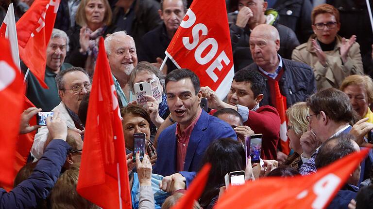 Spaniens Premier und Präsidentschaftskandidat der Sozialisten, Pedro Sanchez, bei einer Wahlveranstaltung Spaniens Premier und Präsidentschaftskandidat der Sozialisten, Pedro Sanchez, bei einer Wahlveranstaltung