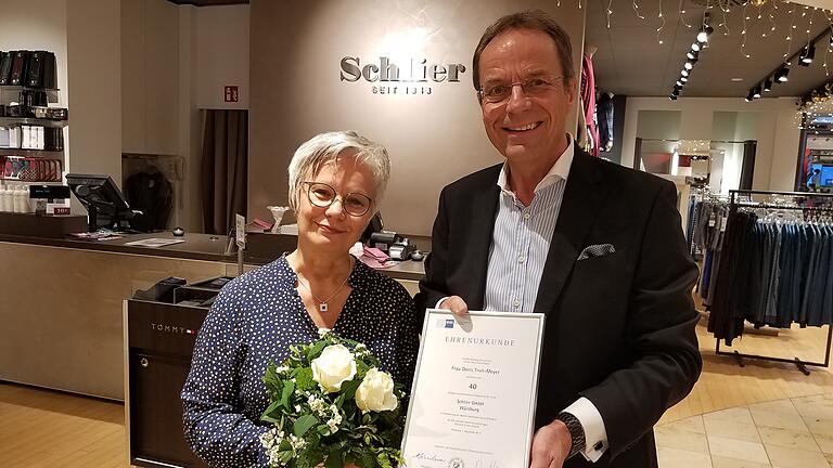 Doris Troll-Meyer, Dessous-Fachberaterin, mit Firmenchef Carl Schlier. Doris Troll-Meyer, Dessous-Fachberaterin, mit Firmenchef Carl Schlier.