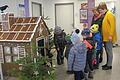 Voller Bewunderung stehen Kinder des Hergolshäuser Kindergartens mit ihrer Betreuerin Maria Theiss und Wernecks Bürgermeisterin Edeltraud Baumgartl (rechts) vor dem großen Lebkuchenhaus im Rathausfoyer.