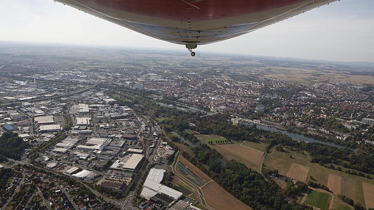 Ein Bild sagt mehr als tausend Worte: Beim Blick aus dem Zeppelin sieht man, wie groß im Verhältnis zur restlichen Stadt die Industriegebiete in Schweinfurt sind. Kein Wunder, dass die Stadt in großer Abhängigkeit vom Wohlergehen der Unternehmen ist.