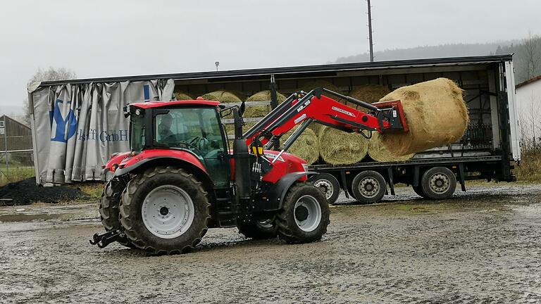 Auch die Tiere wurden nicht vergessen: 130 Großballen Heu und Stroh transportierten die Mittelsinner nach Sinzig.