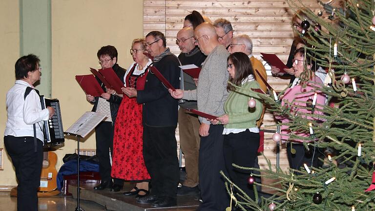 Der Kirchenchor Rannungen unter Leitung von Erika Kurfeß war auch dieses Jahr ein gern gesehener Gast beim Weihnachtskonzert des Musikvereins.       -  Der Kirchenchor Rannungen unter Leitung von Erika Kurfeß war auch dieses Jahr ein gern gesehener Gast beim Weihnachtskonzert des Musikvereins.