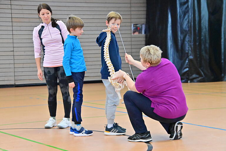 Wie sieht die Wirbelsäule im Rücken aus? Auch das erfuhren die Schülerinnen und Schüler beim großen Gesundheitstag des Landratsamtes in der Grundschule Grünsfeld-Wittighausen, Standort Grünsfeld.