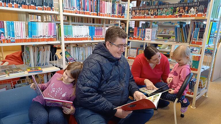 Familientag in der Lohrer Stadtbibliothek: Miriam, Alexander, Sabrina und Lena Wenzel schmökern in der Kinderbibliothek.