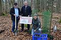 Gemeinsam pflanzten Oberschwarzachs Bürgermeister Manfred Schötz (links), Revierleiter Tobias Hahner (rechts) und Sparkassen-Vorstandsvorsitzender Peter Schleich sowie Schülerinnen und Schüler aus dem Franken-Landschulheim Schloss Gaibach neben der Hauptbaumart Eiche auch seltene Baumarten wir Wildapfel, Elsbeere, Speierling, Vogelkirsche, Mehlbeere und Wildbirne.