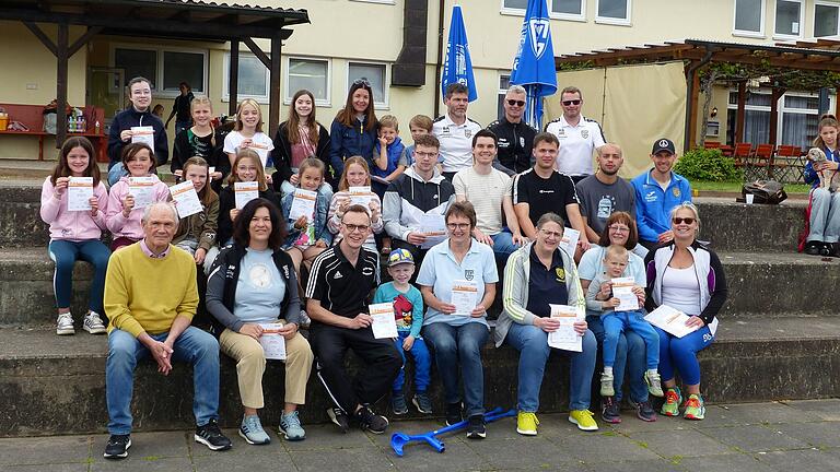 Roland Jobst (Sportabzeichen-Beauftragter des BLSV-Bezirks Schweinfurt) und Christine Lenhard (vorne links) sowie Ruth Volz mit Enkel Erik und Katrin Ort (vorne rechts) hoffen, dass sich auch 2024 wieder Sportabteilungen des TSV 07 Grettstadt zur gemeinsamen Teilnahme an der Aktion melden.