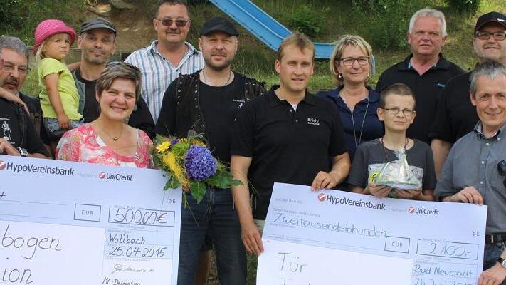 Spendenfreudig: BSH und MSV Delegation       -  (kar)   Ein willkommener Anlass für eine Spendenübergabe an die Station Regenbogen und Frederic war der Aktivtag von BSH Bad Neustadt auf dem Gelände des SV Herschfeld, bei dem einige hundert BSH-Mitarbeiter etwas für ihre Fitness taten. Im Frühjahr hatten BSH-Mitarbeiter bereits einen Spendenlauf von Brendlorenzen bis zum Vereinsheim des Motorradclub MC Delegation nach Wollbach organisiert. Für jeden gelaufenen Schritt zahlte BSH einen Cent. Bei über 200 000 Schritten kam der von der Firma aufgerundete Betrag von 2100 Euro zusammen. Schöfer überreichte gemeinsam mit Thorsten Aha den Scheck, zweckgebunden für Frederic. Außerdem bekam Frederic ein Sparschwein mit Inhalt für seinen Herzenswunsch, einen Hund. Diese Summe spendeten Mitarbeiter, die nicht am Spendenlauf teilnahmen. Überreicht wurde der Scheck an Krankenhausseelsorgerin Mechthild Ritter. Auch die Motorradfreunde von &bdquo;MC Delegation&ldquo; nutzten die Gelegenheit, um einen Scheck über 500 Euro an die Kinderkrebsstation Regenbogen zu überreichen. Die Motorradfreunde hatten die BSH-ler nach ihrem Spendenlauf in ihrem Vereinsheim bewirtet. Für die Motorradfreunde war es selbstverständlich den Erlös zu spenden und an Mechthild Ritter zu überreichen. Dankend nahm sie die Schecks entgegen. Von links Klaus Werner, Otto Ledermann, Uwe Kromer (alle MC Delegation), Mechthild Ritter, Frank Johannes (Mitorganisator des BSH Aktivtages), Udo Holzheimer (MC Delegation), BSH-Personalleiter Thorsten Aha, Irene Kleinhenz (Mitorganisator des BSH Aktivtages), Frederic, Hartmut Schäfer (Gruppenleiter Lager), Standortleiter BSH Bad Neustadt Arnd Schöfer und Ditmar Schmitt (Gruppenleiter Montage).