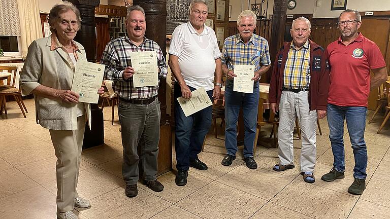 Einige der Geehrten für langjährige Mitgliedschaft im Rhönklub-Zweigverein Bischofsheim stellten sich zum Erinnerungsfoto:(von links) Helga Firsching, Rainer Veutgen, Harald Weidner, Erwin Mai, Günther Eck und Dieter Büttner.