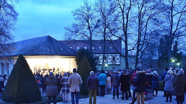 Zahlreiche Gläubige hatten sich im Kurpark von Bad Neustadt zum Open-Air-Weihnachtsgottesdienst der evangelischen Kirchengemeinde versammelt.