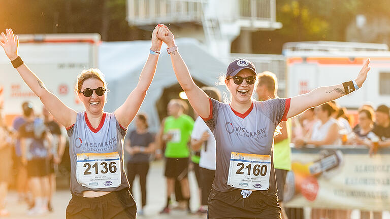 Rund 2500 Teilnehmer beim  Firmenlauf am Donnerstag 23.06.22 mit Start und Ziel im Dallenbergbad in Würzburg.