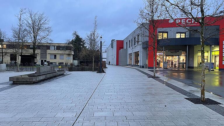 Der Bereich mit der Sitzgruppe und dem Durchgangsweg zum Parkplatz der Pecht-Sportwelt lädt zum Verweilen ein. Hier gelten ebenfalls die besonderen Umstände.