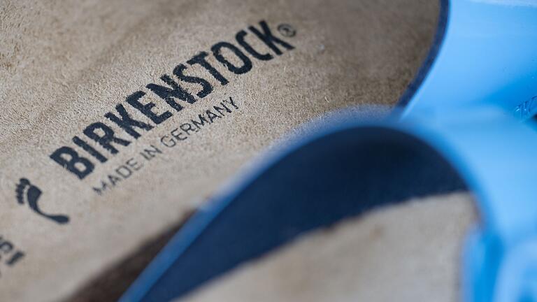 Birkenstock       -  Birkenstock mit Hauptsitz in Linz am Rhein in Rheinland-Pfalz war im Oktober in New York an die Börse gegangen.