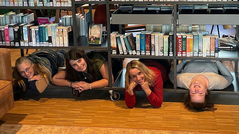 Eva Eichhorn (von links), Julia Albrecht (beide Stadtteilbücherei Hubland), Stephanie Hackstein (Familienstützpunkt Hubland), Stine Hassing (Kirche am Hubland) freuen sich auf viele Ausleihen von 'lebenden Büchern'.