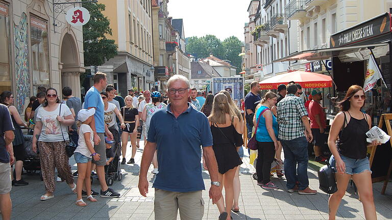 In der Ludwigstraße flanierten am Sonntag wieder viele Menschen, nicht wenige davon waren auch wegen dem Streetfood-Festival 2019 nach Bad Kissingen gekommen.