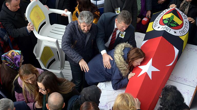 Abschied für immer: Mutter Zeynep und Vater Salim Akbas (Bildmitte, mit Bart) am Sarg ihres getöteten Sohnes Berkay am 12. Dezember 2016 in der Stadt Sinop.