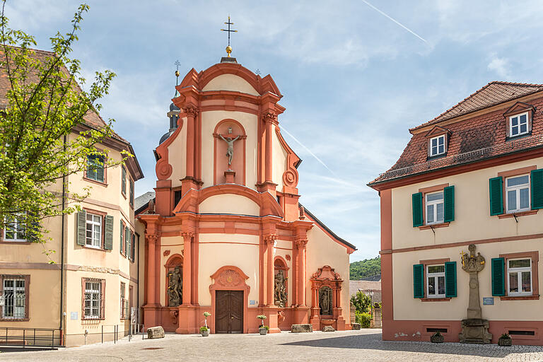 Die Wanderung beginnt an der römisch-katholischen Heilig-Kreuz-Kirche in Gerlachsheim, die zu den schönsten Barockkirchen Deutschlands zählt.