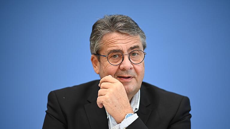Sigmar Gabriel - Ex-SPD-Chef Sigmar Gabriel spricht von Widerstand an der Basis gegen ein „Weiter-so” mit Scholz. (Archivbild) Sigmar Gabriel - Ex-SPD-Chef Sigmar Gabriel spricht von Widerstand an der Basis gegen ein „Weiter-so” mit Scholz. (Archivbild)