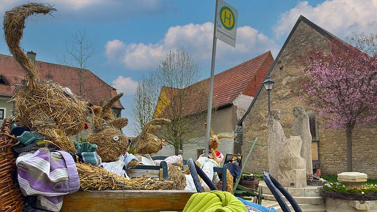 An der Hasen-Haltestelle selbst brodelt das Leben: Koffer stapeln sich, Kinderhäschen hüpfen aufgeregt umher und die Erwachsenen versuchen, den Überblick zu behalten. Die Vorfreude auf Urlaub, Abenteuer – und ein bisschen Schokolade – liegt förmlich in der Luft. An der Hasen-Haltestelle selbst brodelt das Leben: Koffer stapeln sich, Kinderhäschen hüpfen aufgeregt umher und die Erwachsenen versuchen, den Überblick zu behalten. Die Vorfreude auf Urlaub, Abenteuer – und ein bisschen Schokolade – liegt förmlich in der Luft.
