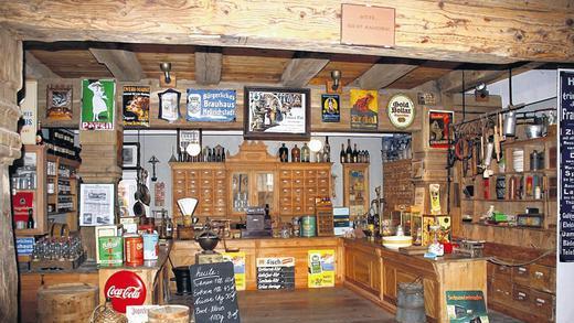 Prunkstück im Salzhaus: Dieser Kaufladen – wie im Heimatmuseum zu sehen – stand von 1900 bis in die 1970er Jahre hinein in einem Kolonialwaren-Geschäft am Mellrichstädter Roßmarkt. Prunkstück im Salzhaus: Dieser Kaufladen – wie im Heimatmuseum zu sehen – stand von 1900 bis in die 1970er Jahre hinein in einem Kolonialwaren-Geschäft am Mellrichstädter Roßmarkt.