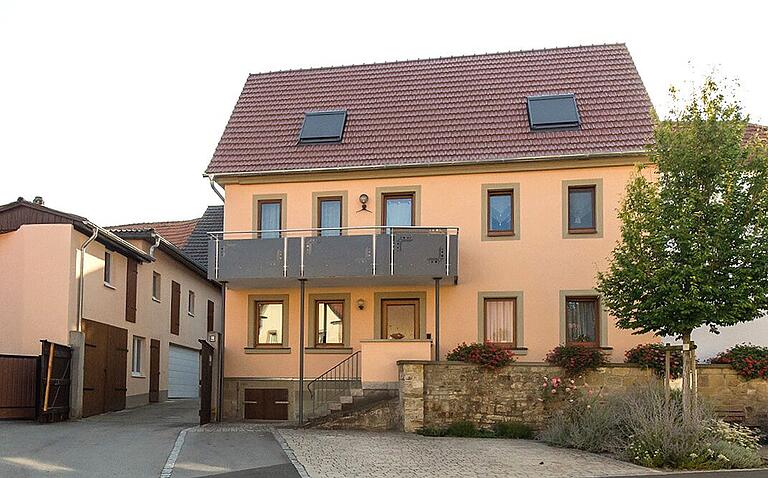 Neuen Wohnraum in landwirtschaftlichen Anwesen zu schaffen: Das ist in diesem Anwesen an der Hauptstraße in Euerbach gelungen. Neuen Wohnraum in landwirtschaftlichen Anwesen zu schaffen: Das ist in diesem Anwesen an der Hauptstraße in Euerbach gelungen.