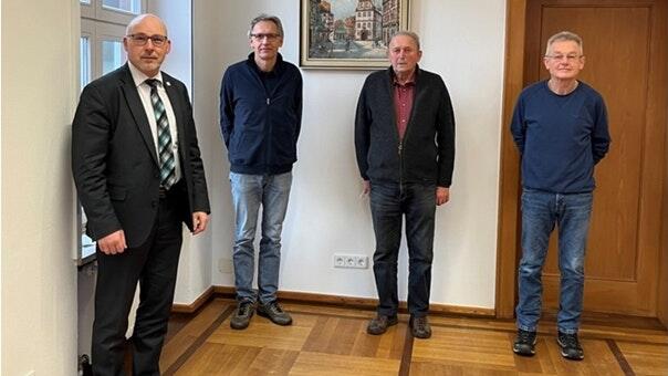 Neue Feldgeschworene wurden vereidigt. Im Bild (von links) Bürgermeister Jürgen Lippert, Hans Rainer Weigand, Walter Weigand (Feldgeschworenenobmann) und Paul Bauer. Neue Feldgeschworene wurden vereidigt. Im Bild (von links) Bürgermeister Jürgen Lippert, Hans Rainer Weigand, Walter Weigand (Feldgeschworenenobmann) und Paul Bauer.