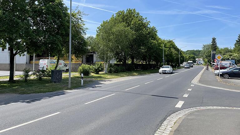 Ein Blick auf die Schweinfurter Straße mit Abzweigung Beethovenstraße in Bad Neustadt. Hier soll eine Querungshilfe entstehen. Der Start der Bauarbeiten verzögert sich jedoch.&nbsp;