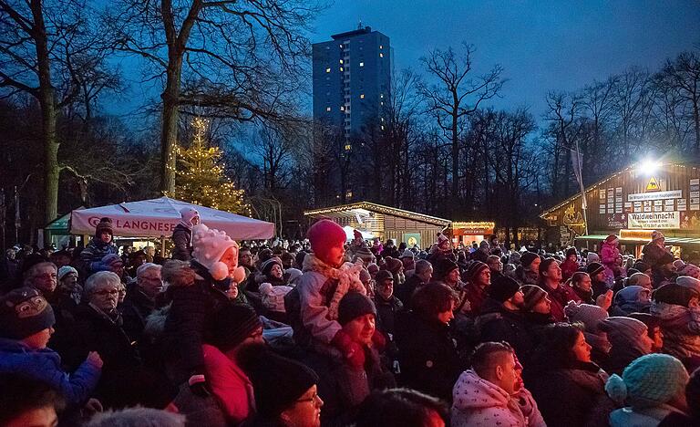 Die Waldweihnacht im Schweinfurter Wildpark zieht Besucher aus der ganzen Region an. Die Waldweihnacht im Schweinfurter Wildpark zieht Besucher aus der ganzen Region an. 