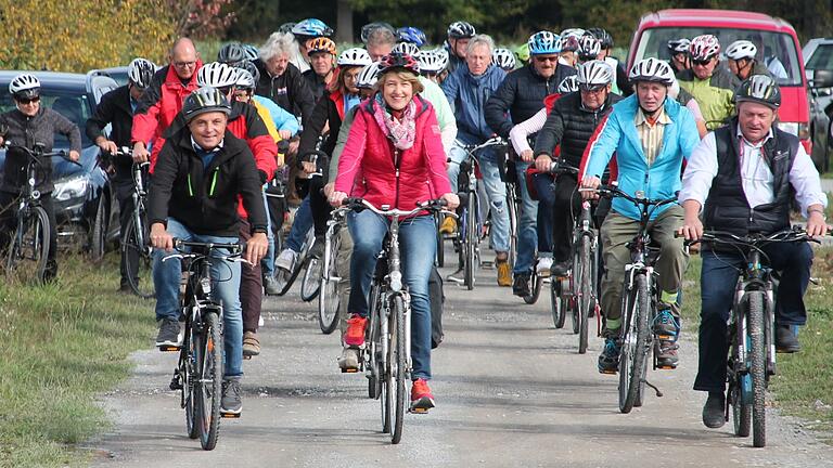 Los ging die CSU-Radltour in Röthlein, vorneweg fuhren (von links) Landratskandidat Lothar Zachmann, die Bundestagsabgeordnete Anja Weisgerber und Staatssekretär Gerhard Eck. Los ging die CSU-Radltour in Röthlein, vorneweg fuhren (von links) Landratskandidat Lothar Zachmann, die Bundestagsabgeordnete Anja Weisgerber und Staatssekretär Gerhard Eck.