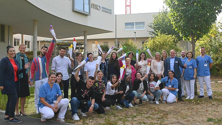 Eine Schultüte gab's für die 16 Auszubildenden, die an der neuen Pflegeschule der Main-Klinik Ochsenfurt ihren ersten Schultag hatten, im Bild zusammen mit Lehrerinnen und Lehrern und weiteren Verantwortlichen.