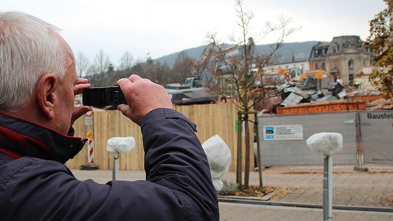 Abriss Steigenberger - Ein Passant macht Fotos von den Abrissarbeiten des Kurhaushotels. Abriss Steigenberger - Ein Passant macht Fotos von den Abrissarbeiten des Kurhaushotels.