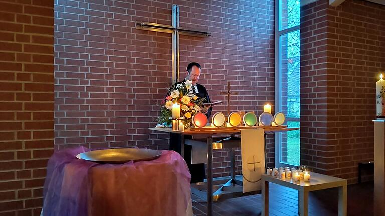 Pfarrer Ivar Brückner feiert mit einem Team (Susanne und Ralf Veigel, Eva und Carsten Volkrodt, Sabine Triebel) den Ostermorgengottesdienst.